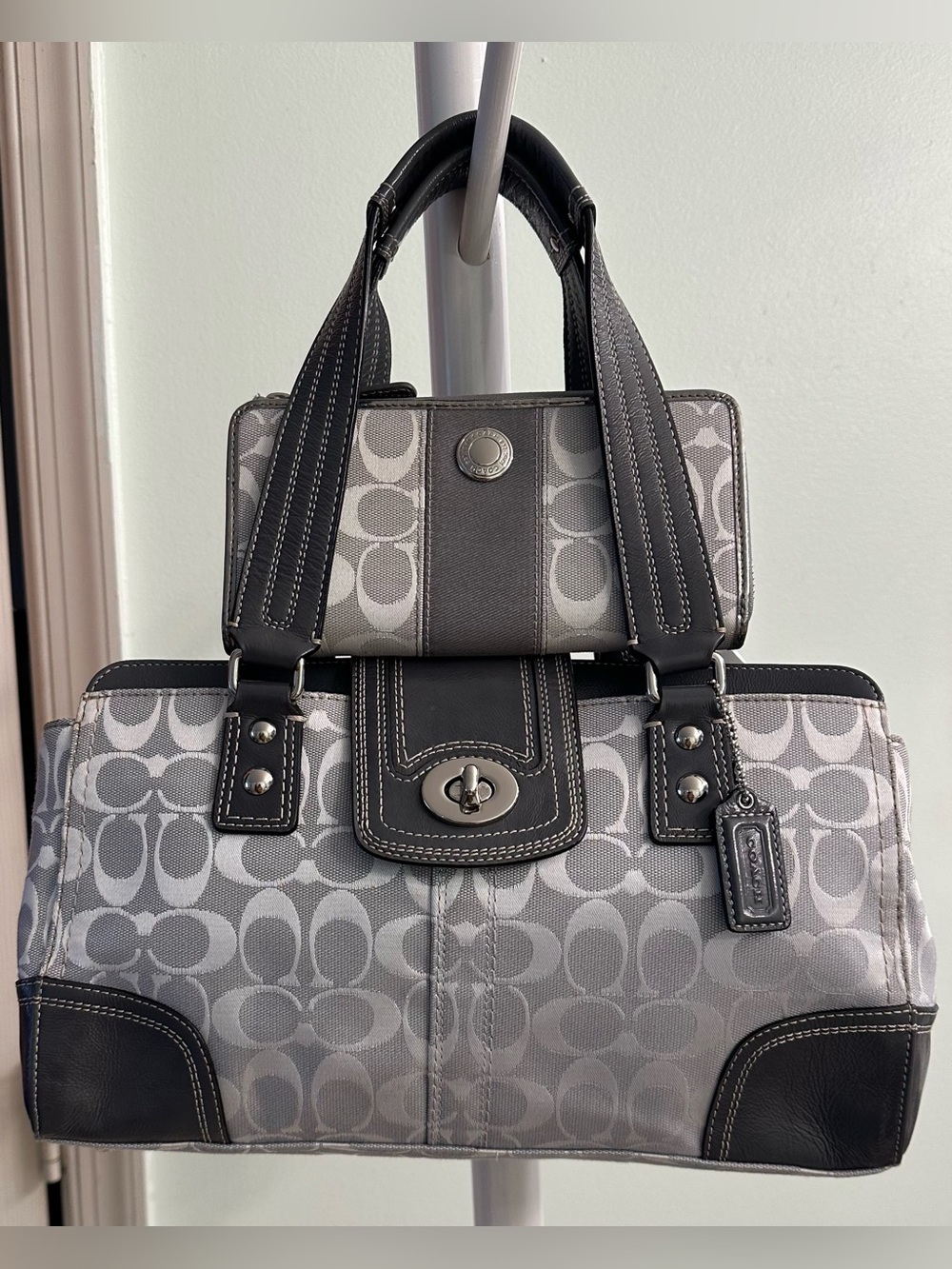 Vintage Coach Hamptons Signature Canvas Gray Leather Trim w/Wallet Mint Shoulder